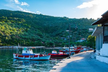 Steni Vala limanındaki geleneksel balıkçı tekneleri Yunanistan 'ın Sporades, Ege Denizi, Yunanistan' daki pitoresk bir Yunan adası olan Alonnisos adasının ikinci en kalabalık köyü.