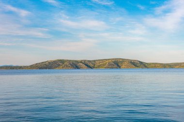 Alonissos Adası, Sporades, Yunanistan 'daki ünlü Agios Dimitrios plajı