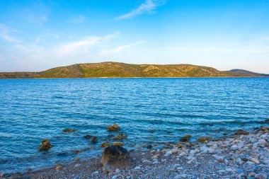 Alonissos Adası, Sporades, Yunanistan 'daki ünlü Agios Dimitrios plajı