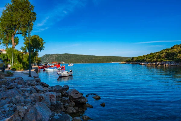 stock image Traditional fishing boats at Steni Vala port the second most populous village on the Greek island of Alonnisos, a picturesque Greek island in Sporades, Aegean Sea, Greece