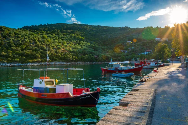 Steni Vala limanındaki geleneksel balıkçı tekneleri Yunanistan 'ın Sporades, Ege Denizi, Yunanistan' daki pitoresk bir Yunan adası olan Alonnisos adasının ikinci en kalabalık köyü.