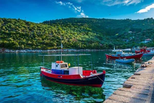 Hagyományos Halászhajók Steni Vala Kikötőjében Görög Alonnisos Sziget Második Legnépesebb — Stock Fotó