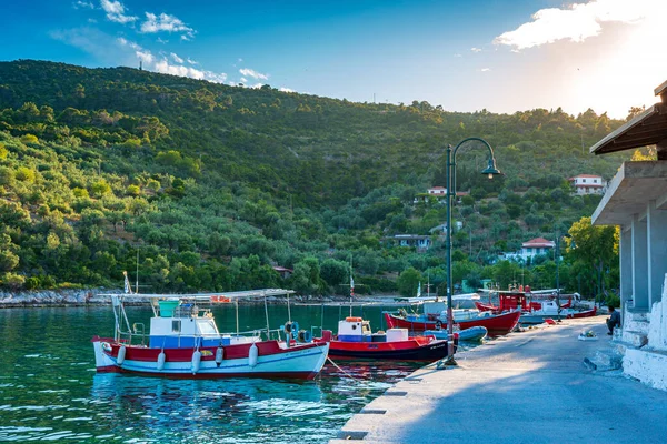 Hagyományos Halászhajók Steni Vala Kikötőjében Görög Alonnisos Sziget Második Legnépesebb — Stock Fotó