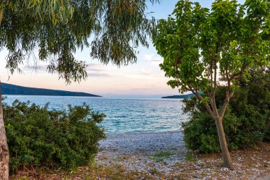 Alonissos Adası, Sporades, Yunanistan 'daki ünlü Agios Dimitrios plajı