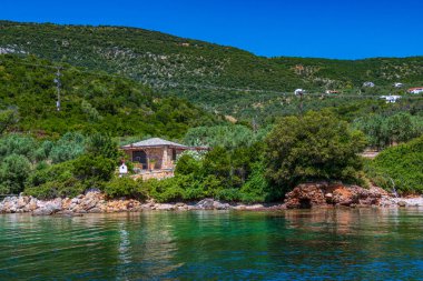 Alonissos Adası, Sporades, Yunanistan 'daki ünlü Agios Dimitrios plajı