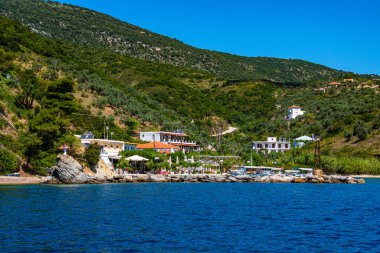 Doğu Alonissos adasındaki modern sahil villaları ve evler, Sporades Yunanistan