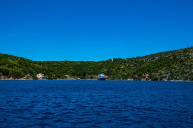 Alonissos, Sporades, Yunanistan yakınlarındaki tekne gezisi sırasında Peristera adasının güzel deniz manzarası