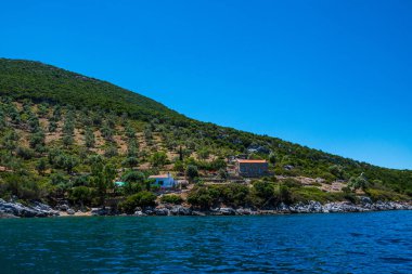 Alonissos, Sporades, Yunanistan yakınlarındaki tekne gezisi sırasında Peristera adasının güzel deniz manzarası