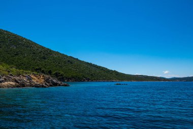 Alonissos, Sporades, Yunanistan yakınlarındaki tekne gezisi sırasında Peristera adasının güzel deniz manzarası