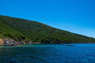 Alonissos, Sporades, Yunanistan yakınlarındaki tekne gezisi sırasında Peristera adasının güzel deniz manzarası