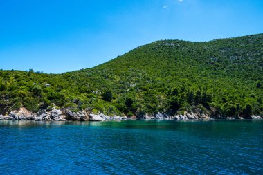 Alonissos, Sporades, Yunanistan yakınlarındaki tekne gezisi sırasında Peristera adasının güzel deniz manzarası