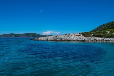 Alonissos, Sporades, Yunanistan yakınlarındaki tekne gezisi sırasında Peristera adasının güzel deniz manzarası