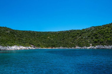 Alonissos, Sporades, Yunanistan yakınlarındaki tekne gezisi sırasında Peristera adasının güzel deniz manzarası