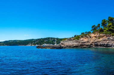 Alonissos Adası, Sporades, Yunanistan 'daki tekne gezisi sırasında Spartines sahilinin muhteşem manzarası