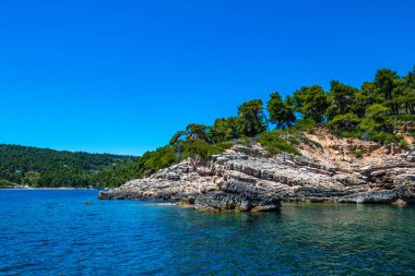 Alonissos Adası, Sporades, Yunanistan 'daki tekne gezisi sırasında Spartines sahilinin muhteşem manzarası