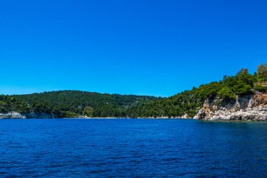 Alonissos Adası, Sporades, Yunanistan 'daki tekne gezisi sırasında Spartines sahilinin muhteşem manzarası