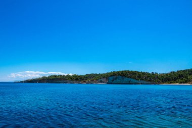 Alonissos Adası, Sporades, Yunanistan 'daki tekne gezisi sırasında Spartines sahilinin muhteşem manzarası