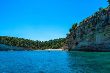 Alonissos Adası, Sporades, Yunanistan 'daki tekne gezisi sırasında Spartines sahilinin muhteşem manzarası
