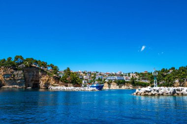 Alonnisos adasındaki Votsi sahilinin ünlü mağaralarına doğru tekne gezisi manzarası. Yunanistan 'ın Sporades kentinde eşsiz jeolojik oluşum ve kayalık manzara