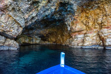 Alonissos 'un doğusundaki Votsi plaj bölgesinin ünlü mağaraları, Yunanistan' ın Sporades adasındaki Alonissos adasında tekne gezisinde görülmektedir.