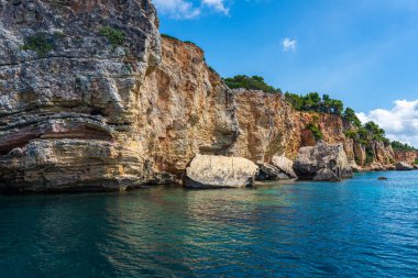 Alonissos Adası, Sporades, Yunanistan 'daki tekne gezisi sırasında Spartines sahilinin muhteşem manzarası