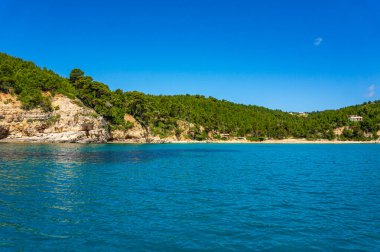 Alonissos Adası, Sporades, Yunanistan 'daki tekne gezisi sırasında Spartines sahilinin muhteşem manzarası