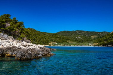 Tekne gezisi sırasında Kokkinokastro sahilinin yakınındaki doğu Alonissos adasının sahil manzarası. Alonissos Adası, Sporades, Yunanistan