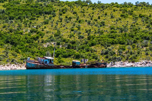 Vista Costeira Sobre Naufrágio Enferrujado Velho Navio Carga Ilha Peristera — Fotografia de Stock