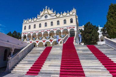 Panagia Megalochari kilisesi ya da Tinos Adası 'ndaki Bakire Meryem' in dış görünüşü. Tinos 'un koruyucu azizidir ve Yunanistan, Avrupa' nın aziz koruyucusu olarak kabul edilir.