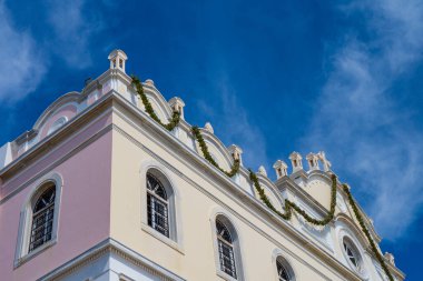 Panagia Megalochari kilisesi ya da Tinos Adası 'ndaki Bakire Meryem' in dış görünüşü. Tinos 'un koruyucu azizidir ve Yunanistan, Avrupa' nın aziz koruyucusu olarak kabul edilir.