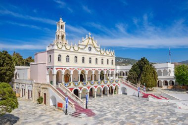 Panagia Megalochari kilisesi ya da Tinos Adası 'ndaki Bakire Meryem' in dış görünüşü. Tinos 'un koruyucu azizidir ve Yunanistan, Avrupa' nın aziz koruyucusu olarak kabul edilir.