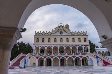 Panagia Megalochari kilisesi ya da Tinos Adası 'ndaki Bakire Meryem' in dış görünüşü. Tinos 'un koruyucu azizidir ve Yunanistan, Avrupa' nın aziz koruyucusu olarak kabul edilir.