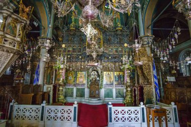 Panagia Megalochari Kilisesi 'nin iç manzarası veya Tinos Adası' ndaki Bakire Meryem. Tinos 'un koruyucu azizidir ve Yunanistan, Avrupa' nın aziz koruyucusu olarak kabul edilir.