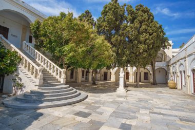 Panagia Megalochari kilisesi ya da Tinos Adası 'ndaki Bakire Meryem' in dış görünüşü. Tinos 'un koruyucu azizidir ve Yunanistan, Avrupa' nın aziz koruyucusu olarak kabul edilir.