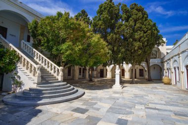Panagia Megalochari kilisesi ya da Tinos Adası 'ndaki Bakire Meryem' in dış görünüşü. Tinos 'un koruyucu azizidir ve Yunanistan, Avrupa' nın aziz koruyucusu olarak kabul edilir.