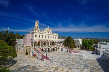 Panagia Megalochari kilisesi ya da Tinos Adası 'ndaki Bakire Meryem' in dış görünüşü. Tinos 'un koruyucu azizidir ve Yunanistan, Avrupa' nın aziz koruyucusu olarak kabul edilir.