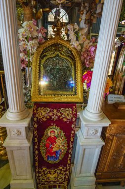 Panagia Megalochari Kilisesi 'nin iç manzarası veya Tinos Adası' ndaki Bakire Meryem. Tinos 'un koruyucu azizidir ve Yunanistan, Avrupa' nın aziz koruyucusu olarak kabul edilir.