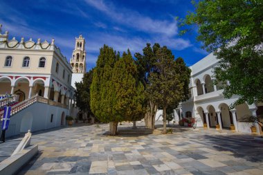 Panagia Megalochari kilisesi ya da Tinos Adası 'ndaki Bakire Meryem' in dış görünüşü. Tinos 'un koruyucu azizidir ve Yunanistan, Avrupa' nın aziz koruyucusu olarak kabul edilir.