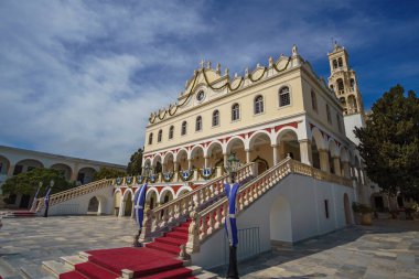 Panagia Megalochari kilisesi ya da Tinos Adası 'ndaki Bakire Meryem' in dış görünüşü. Tinos 'un koruyucu azizidir ve Yunanistan, Avrupa' nın aziz koruyucusu olarak kabul edilir.