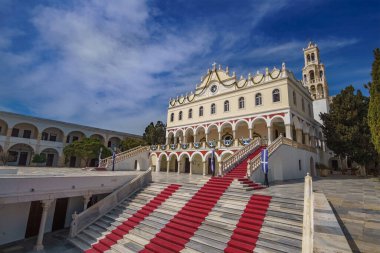 Panagia Megalochari kilisesi ya da Tinos Adası 'ndaki Bakire Meryem' in dış görünüşü. Tinos 'un koruyucu azizidir ve Yunanistan, Avrupa' nın aziz koruyucusu olarak kabul edilir.