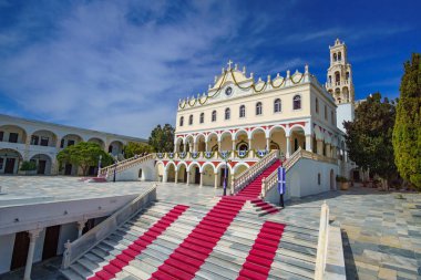 Panagia Megalochari kilisesi ya da Tinos Adası 'ndaki Bakire Meryem' in dış görünüşü. Tinos 'un koruyucu azizidir ve Yunanistan, Avrupa' nın aziz koruyucusu olarak kabul edilir.