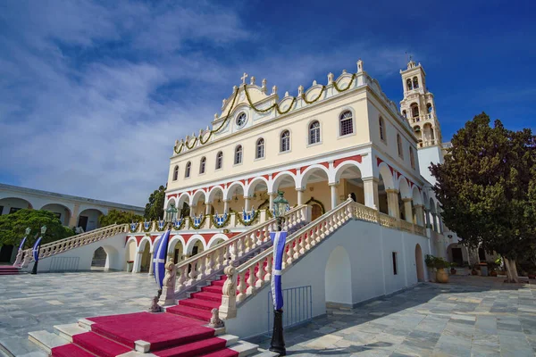 Panagia Megalochari kilisesi ya da Tinos Adası 'ndaki Bakire Meryem' in dış görünüşü. Tinos 'un koruyucu azizidir ve Yunanistan, Avrupa' nın aziz koruyucusu olarak kabul edilir.
