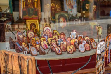 Dar kaldırımlı caddeleri ve Panagia Evangelistria Kilisesi, Tinos, Cyclades, Ege Denizi, Yunanistan yakınlarındaki Dini hediyelik eşya dükkanları satan Tinos adası manzarası