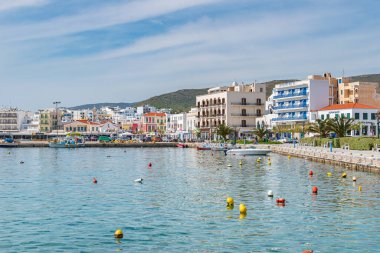 Yunanistan ve Avrupa 'nın Tinos limanı yakınlarındaki Tinos adasındaki Chora kasabasının kentsel manzarası