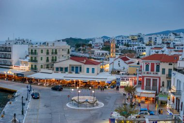 Yunanistan ve Avrupa 'nın Tinos limanı yakınlarındaki Tinos adasındaki Chora kasabasının kentsel manzarası