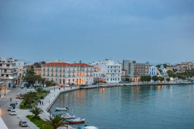 Yunanistan ve Avrupa 'nın Tinos limanı yakınlarındaki Tinos adasındaki Chora kasabasının kentsel manzarası