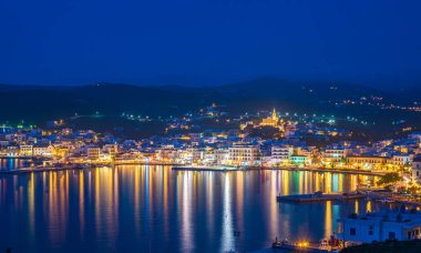 Tinos şehrinin gece görüşü. Panagia 'nın ünlü kilisesi, Bakire Meryem, geceleri aydınlanıyor. Tinos Adası Yunanistan.
