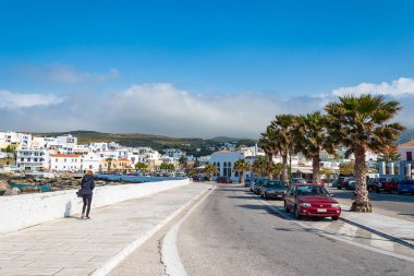 Yunanistan ve Avrupa 'nın Tinos limanı yakınlarındaki Tinos adasındaki Chora kasabasının kentsel manzarası