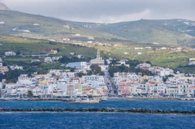 Sporades, Yunanistan ve Avrupa 'da bir feribotun güvertesinden Tinos adasının güzel manzarası.