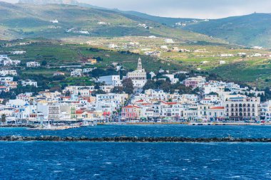 Sporades, Yunanistan ve Avrupa 'da bir feribotun güvertesinden Tinos adasının güzel manzarası.